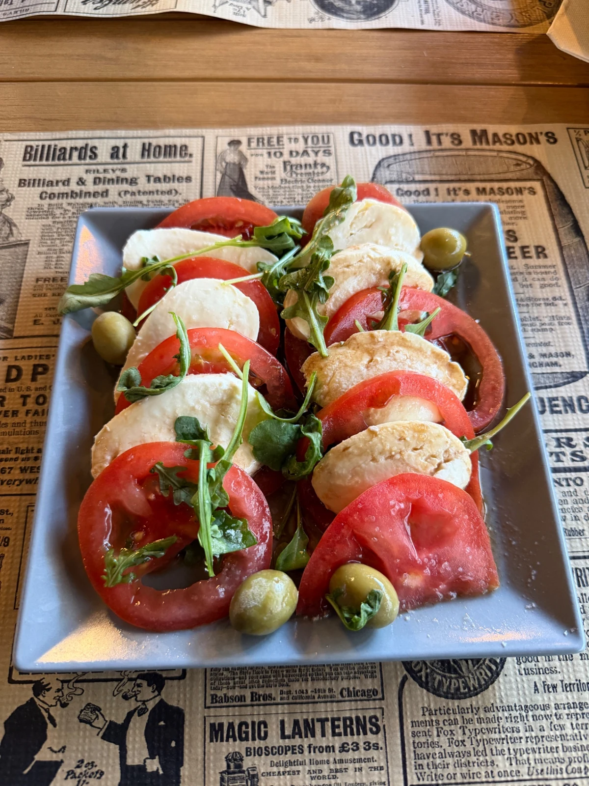 Caprese salata s rajčicom, mozzarellom i rukolom